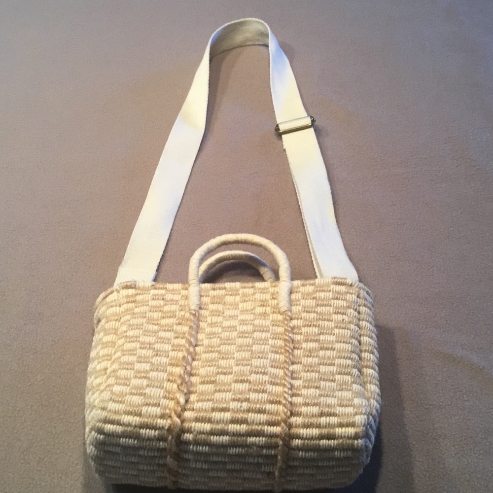 Elegant Cream Woven Shoulder Bag, great condition, adjustable strap